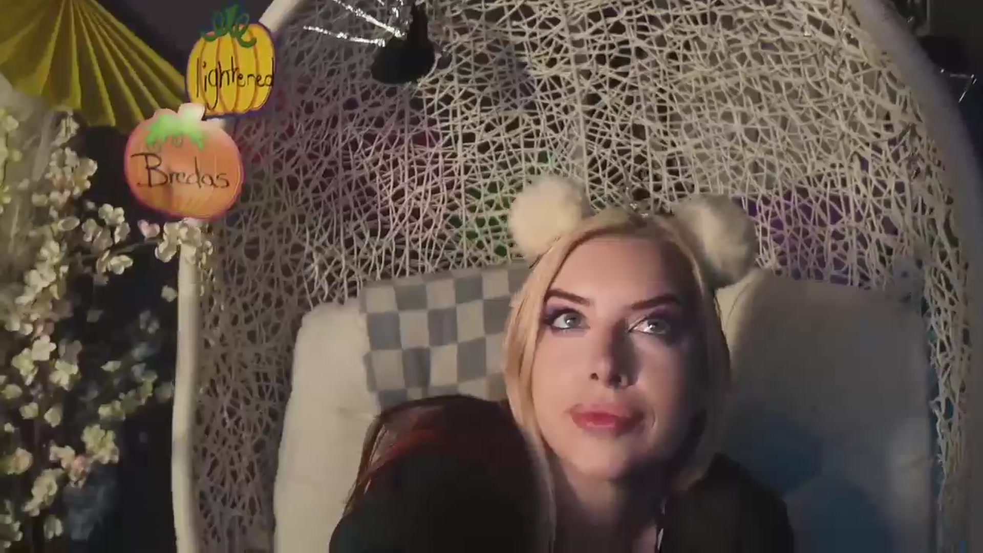Gallery image thumbnail from Cubbixoxo's myfreecams stream on, 10/20/2024, 05:27 image 19 of 20