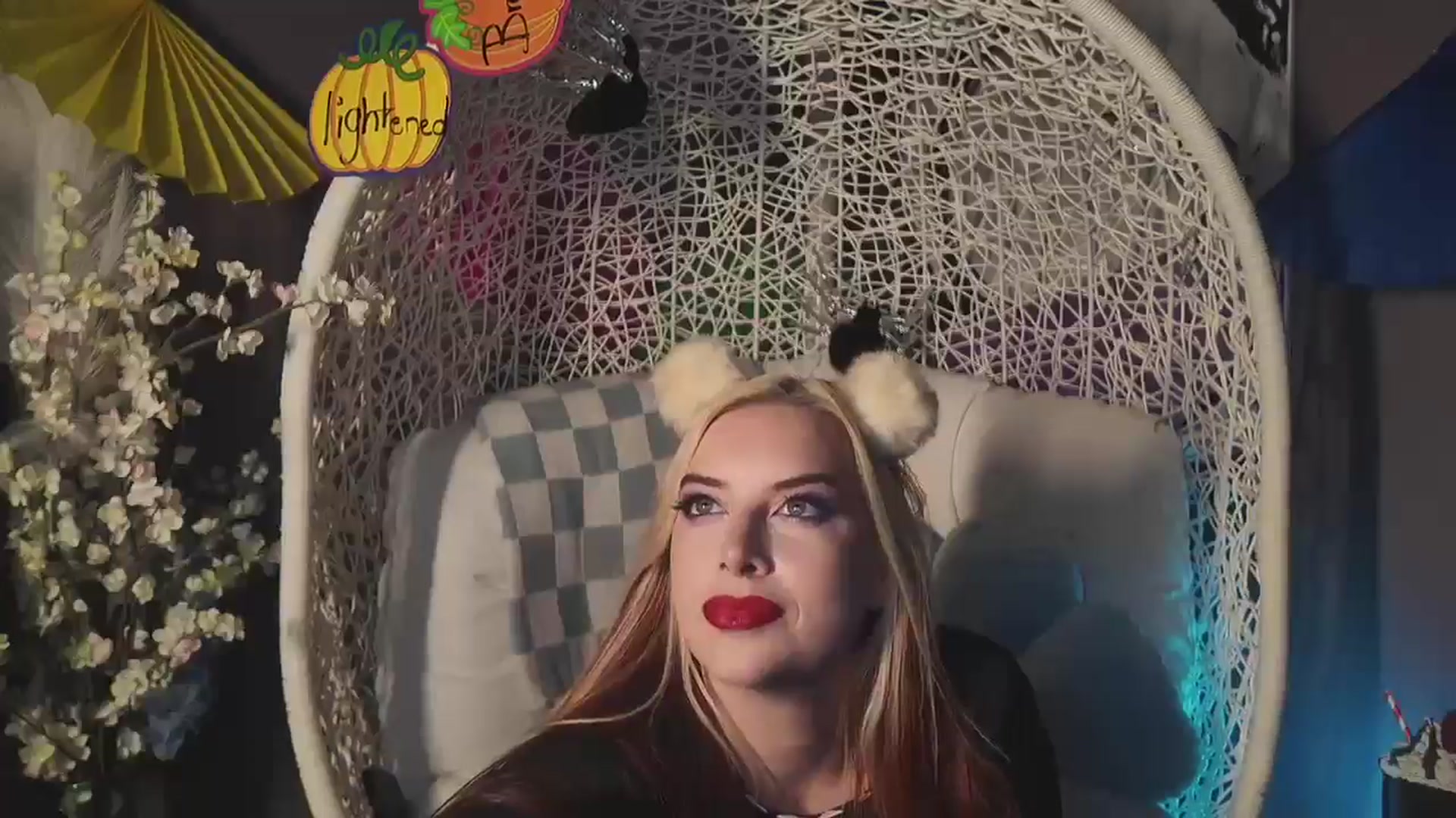 Gallery image thumbnail from Cubbixoxo's myfreecams stream on, 10/20/2024, 05:27 image 10 of 20