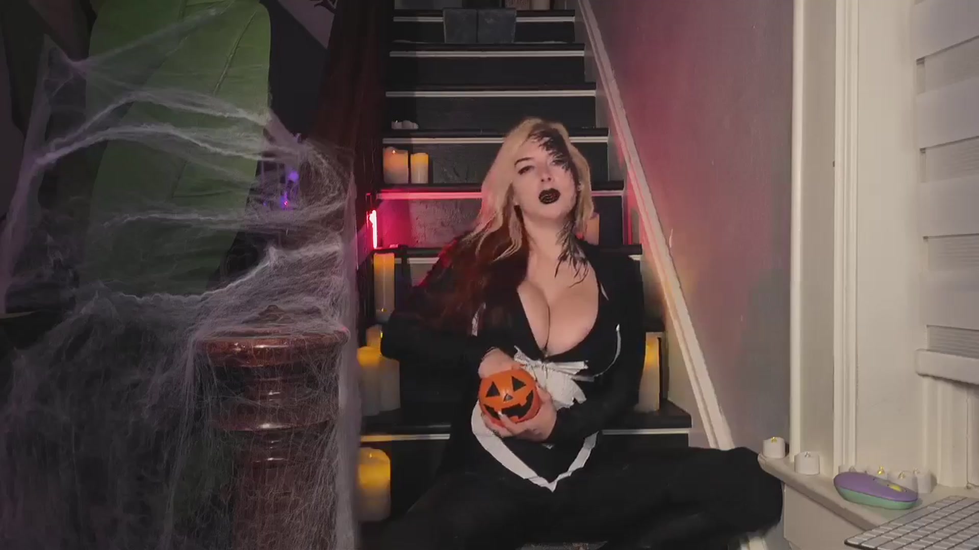 Gallery image thumbnail from Cubbixoxo's myfreecams stream on, 10/22/2024, 02:49 image 6 of 20