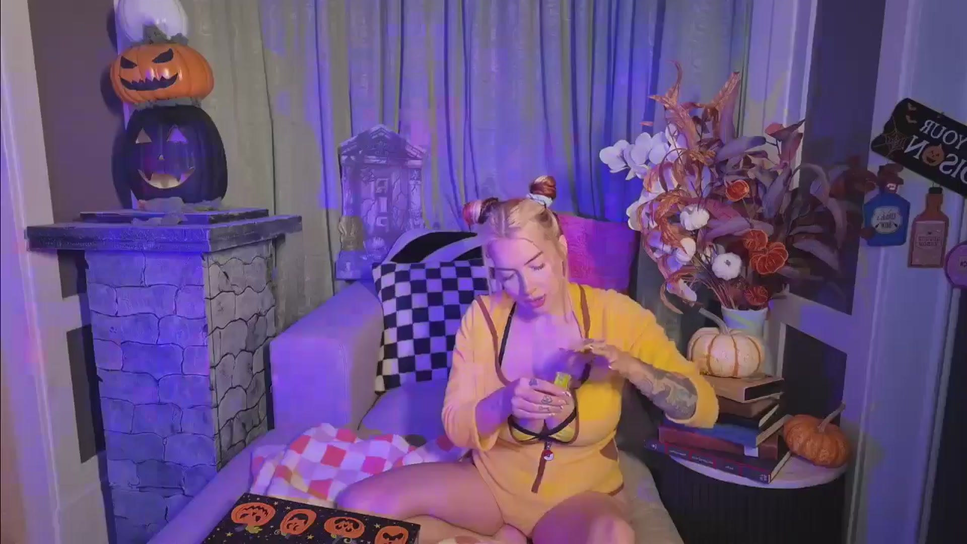 Gallery image thumbnail from Cubbixoxo's myfreecams stream on, 10/25/2024, 02:54 image 12 of 20