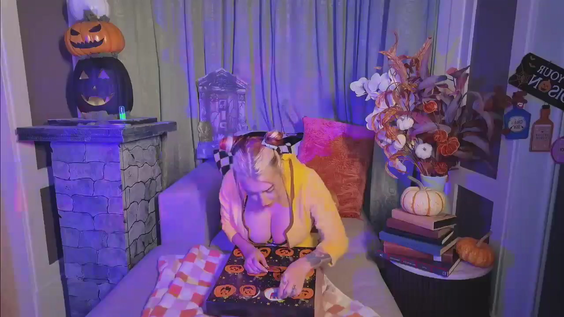 Gallery image thumbnail from Cubbixoxo's myfreecams stream on, 10/25/2024, 02:54 image 14 of 20