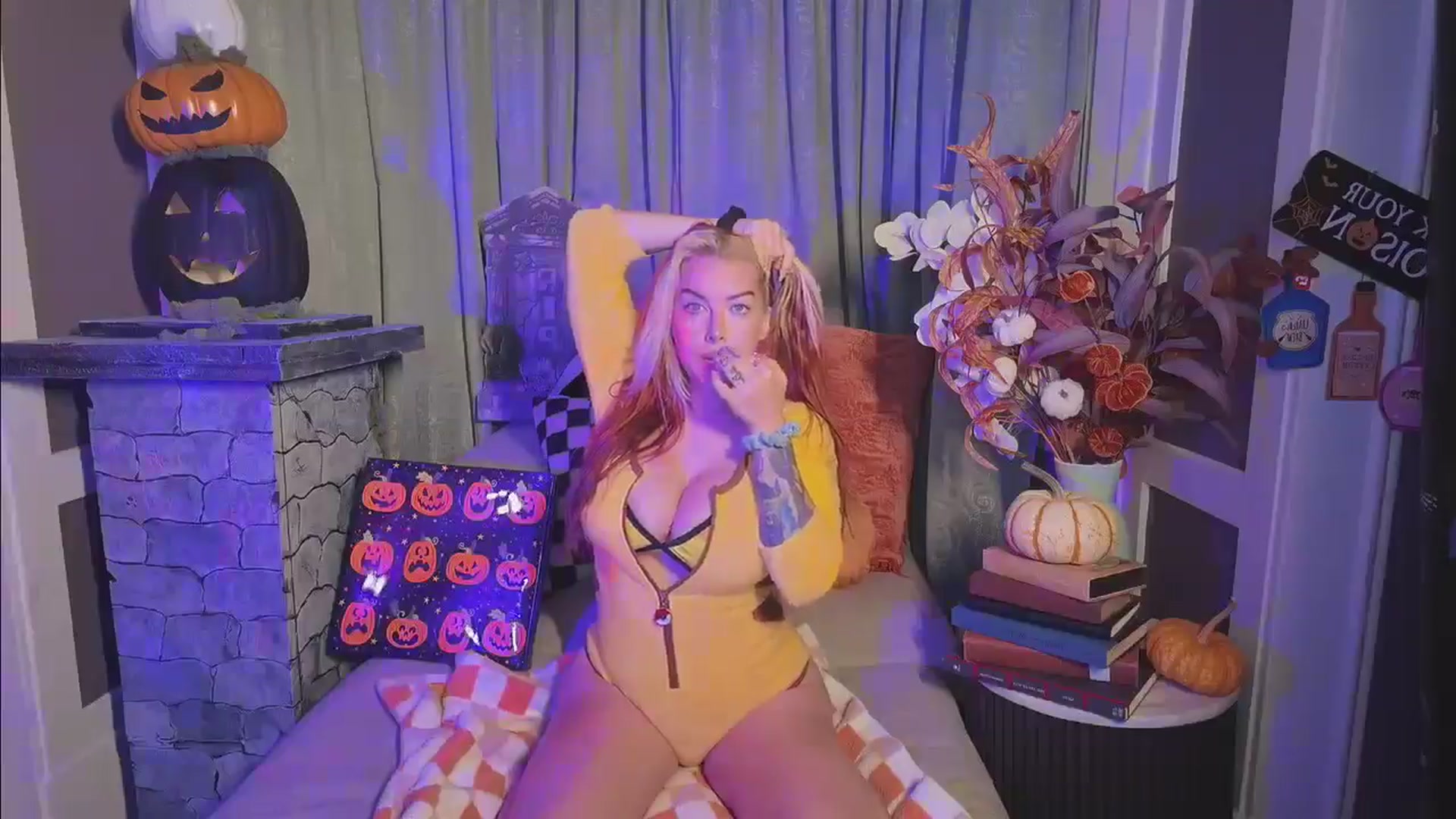 Gallery image thumbnail from Cubbixoxo's myfreecams stream on, 10/25/2024, 02:54 image 2 of 20