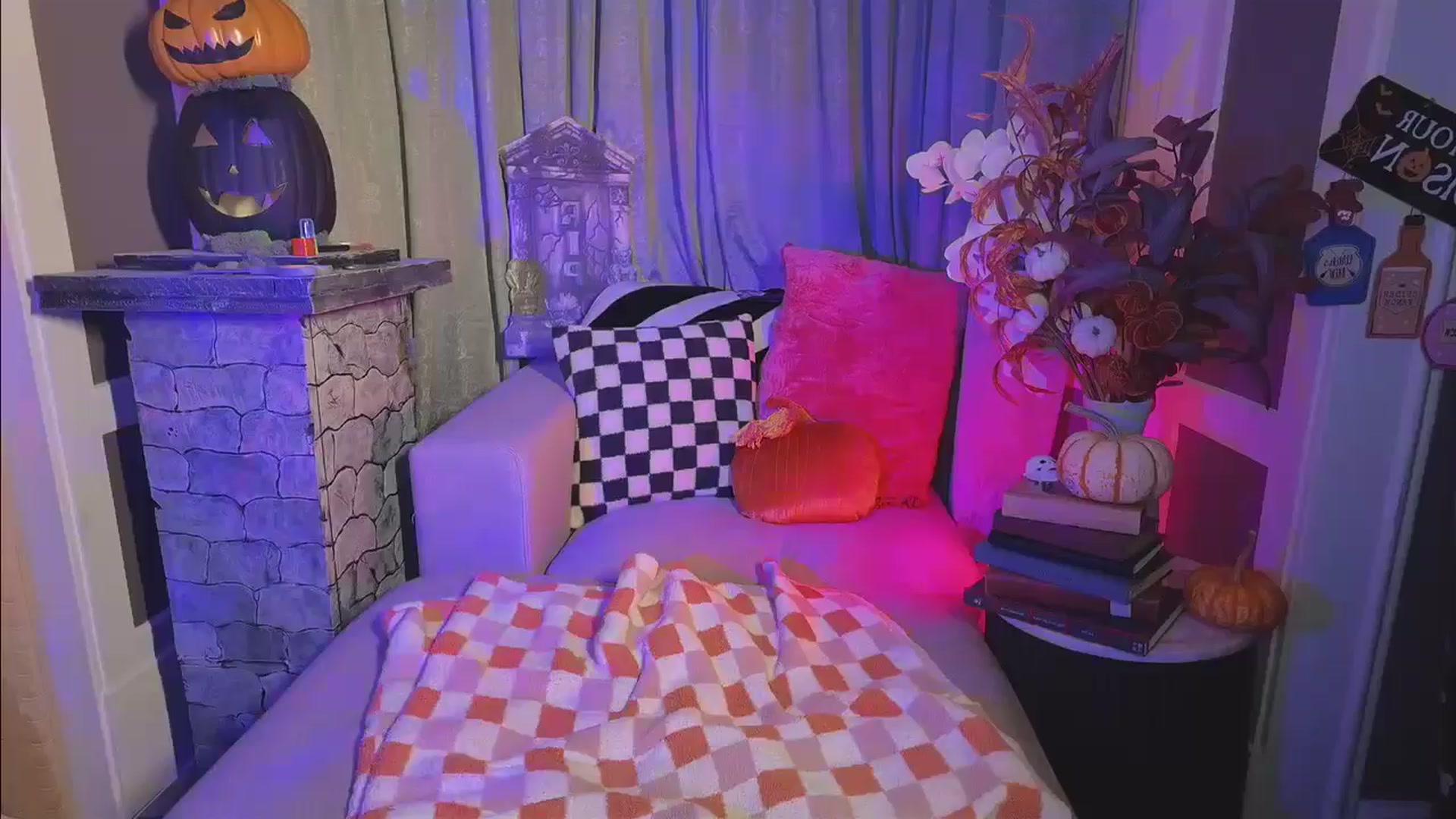 Gallery image thumbnail from Cubbixoxo's myfreecams stream on, 10/25/2024, 04:11 image 8 of 20