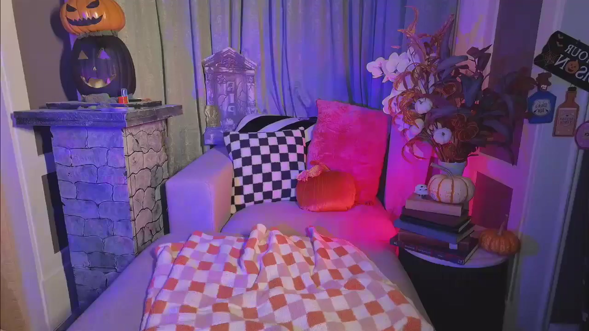 Gallery image thumbnail from Cubbixoxo's myfreecams stream on, 10/25/2024, 04:11 image 6 of 20