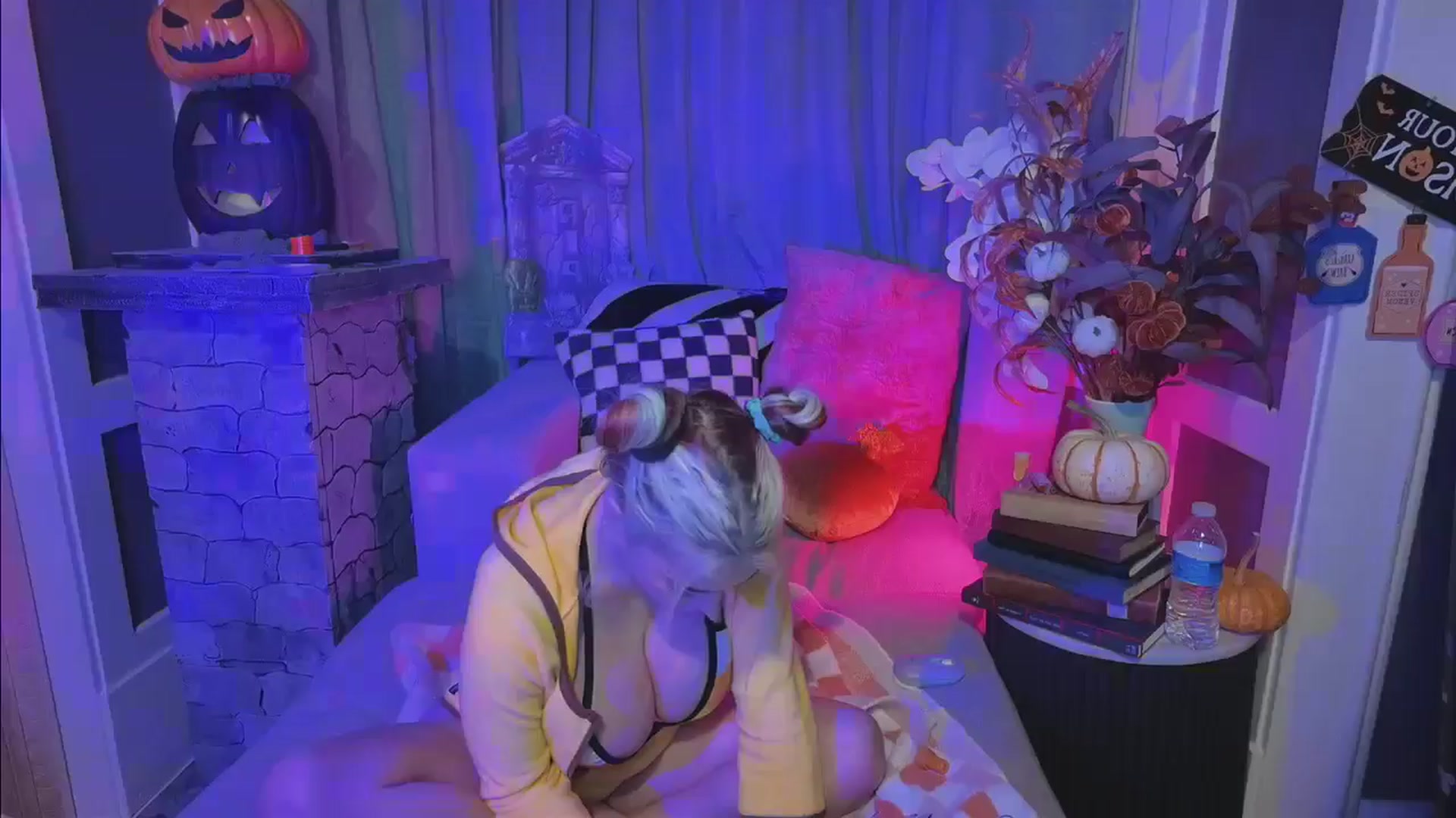Gallery image thumbnail from Cubbixoxo's myfreecams stream on, 10/25/2024, 07:04 image 18 of 20