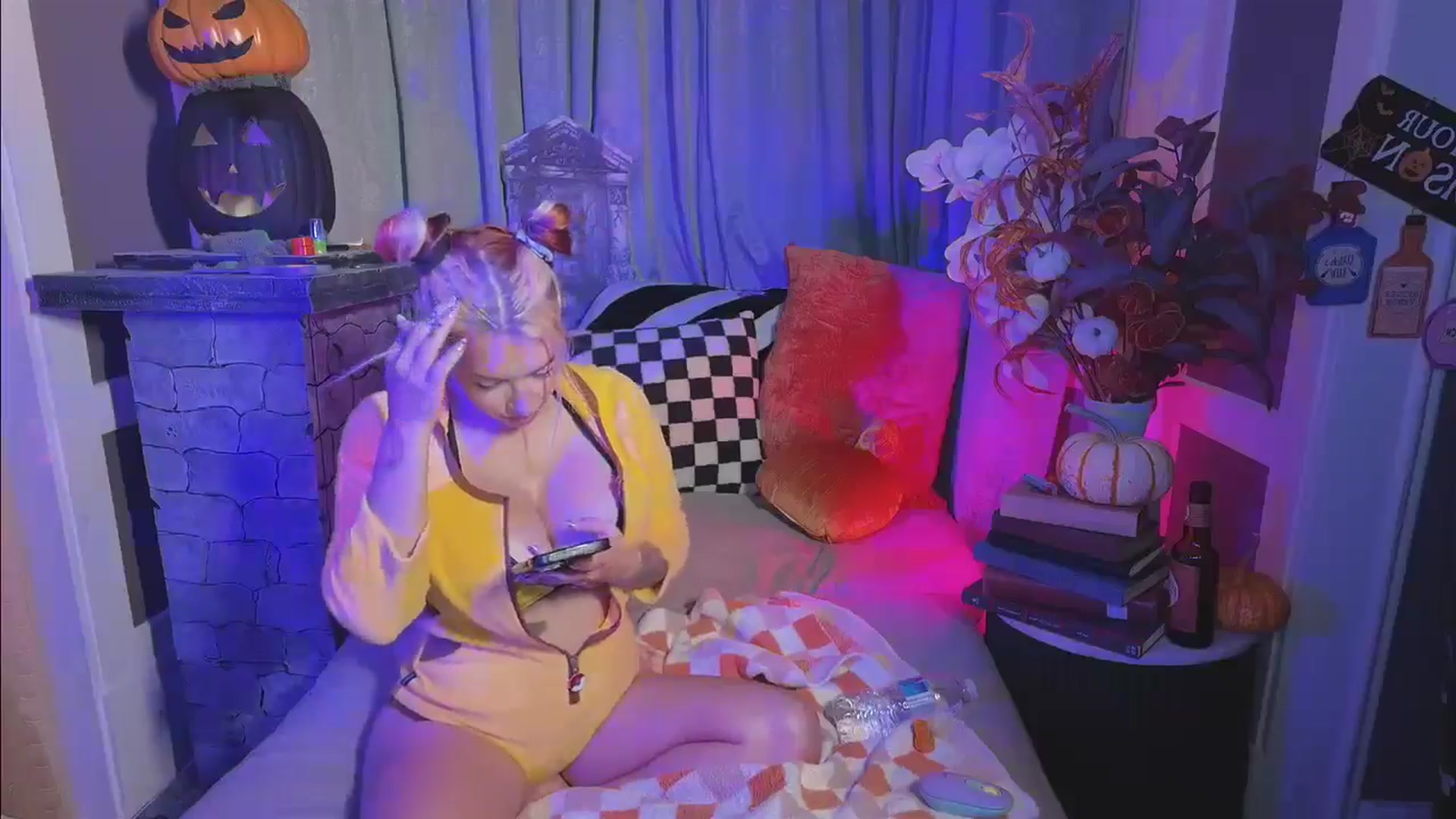Gallery image thumbnail from Cubbixoxo's myfreecams stream on, 10/25/2024, 07:04 image 15 of 20