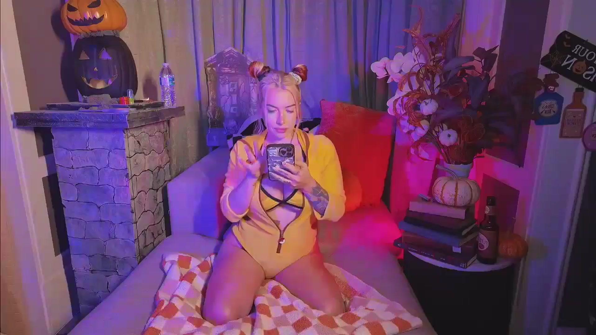 Gallery image thumbnail from Cubbixoxo's myfreecams stream on, 10/25/2024, 07:04 image 8 of 20