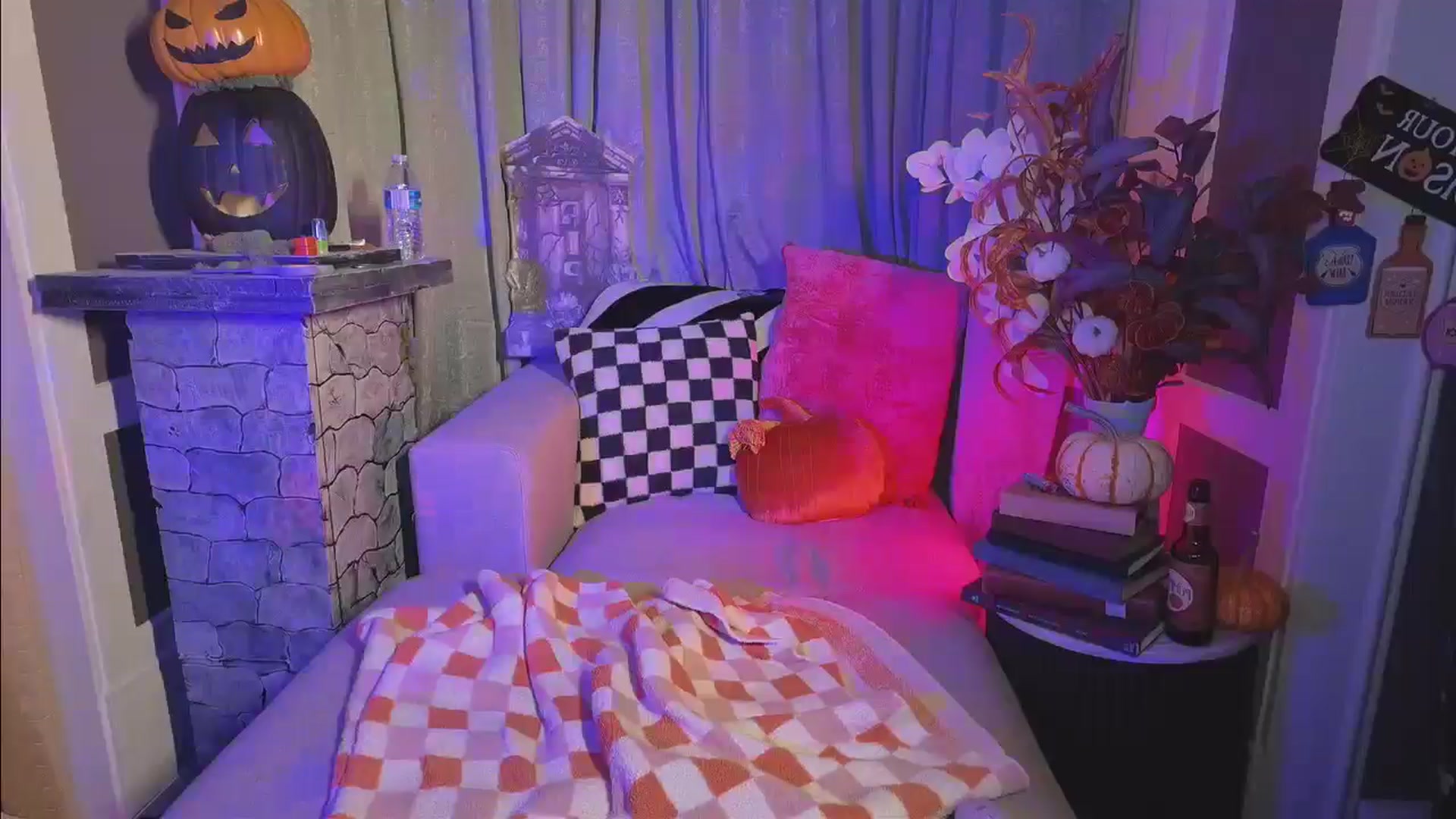 Gallery image thumbnail from Cubbixoxo's myfreecams stream on, 10/25/2024, 07:04 image 9 of 20