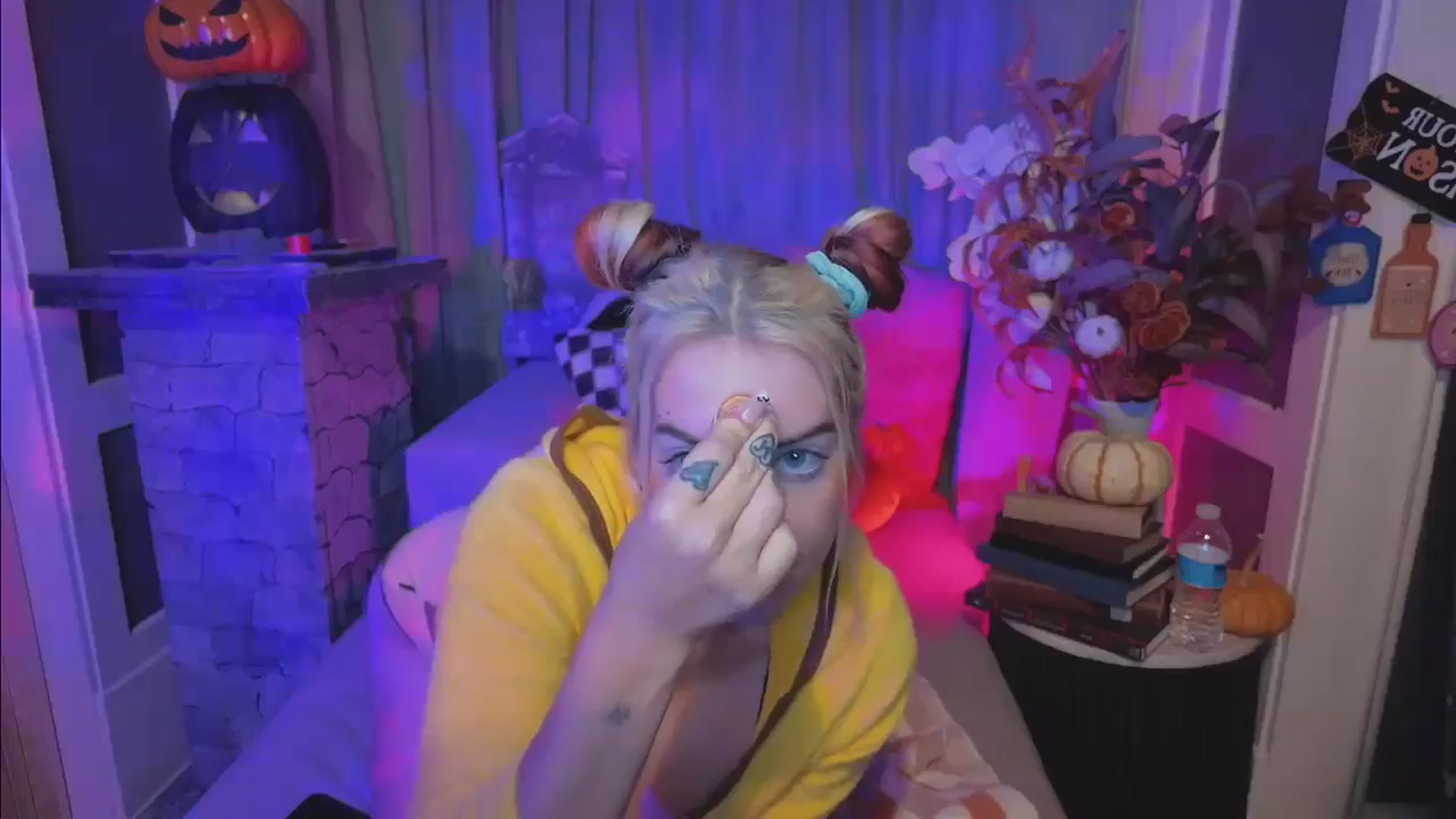 Gallery image thumbnail from Cubbixoxo's myfreecams stream on, 10/25/2024, 07:04 image 19 of 20