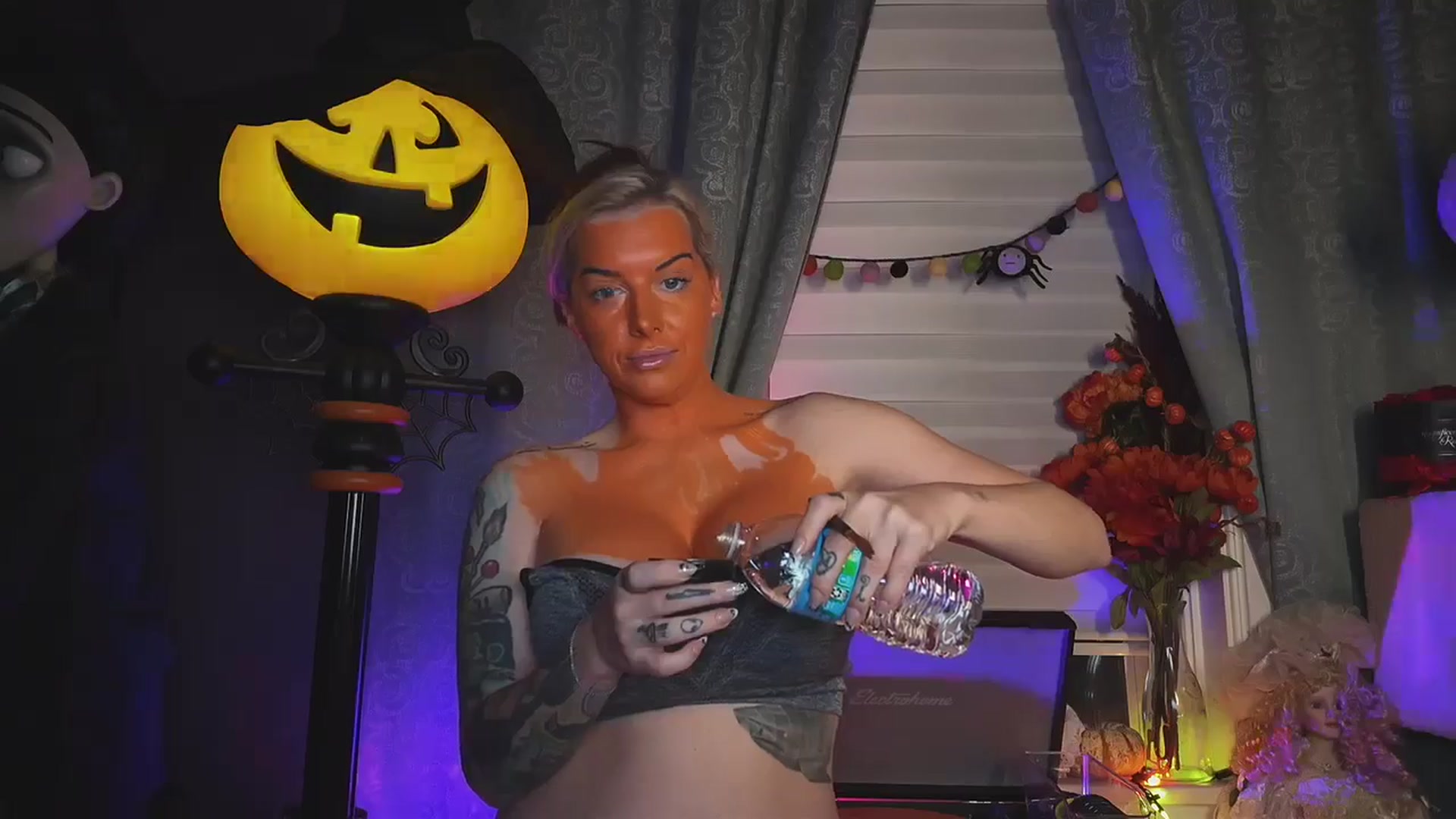Gallery image thumbnail from Cubbixoxo's myfreecams stream on, 10/30/2024, 03:31 image 9 of 20