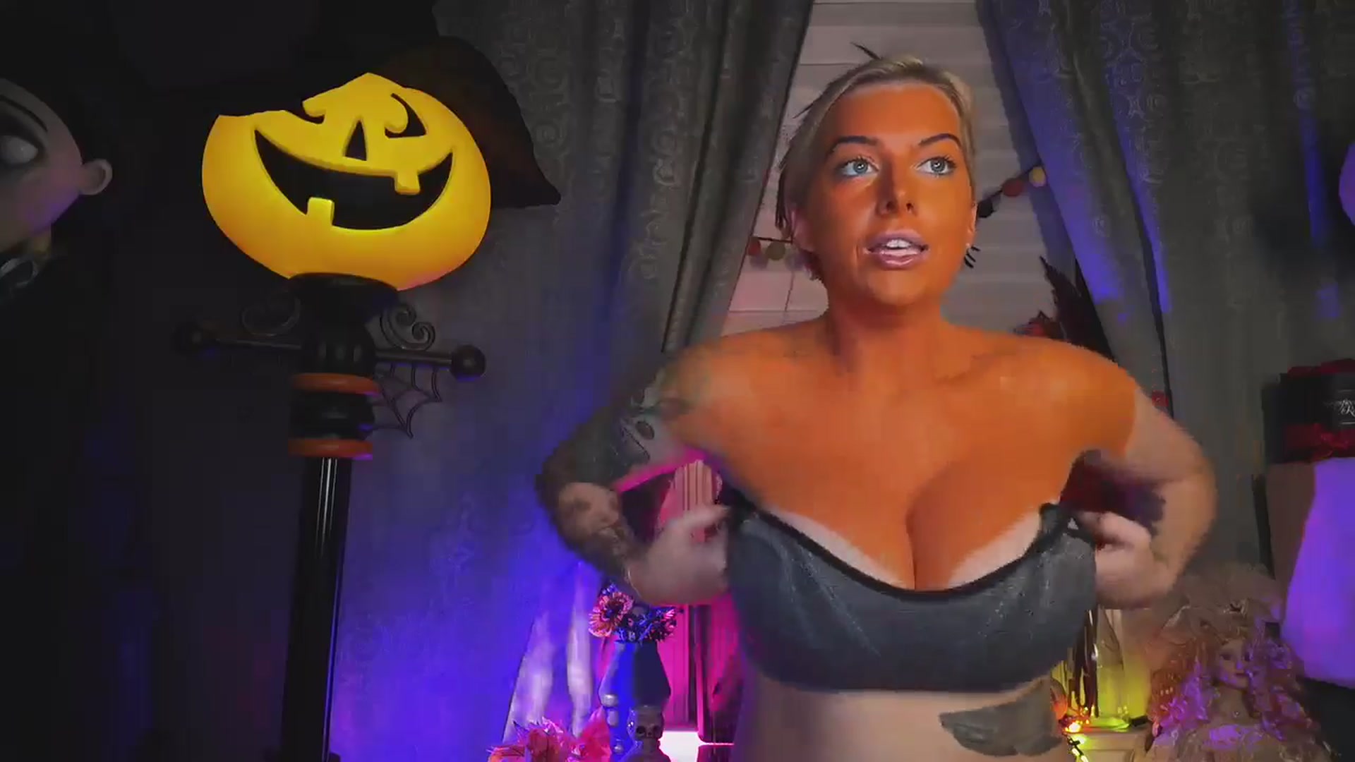 Gallery image thumbnail from Cubbixoxo's myfreecams stream on, 10/30/2024, 03:31 image 10 of 20