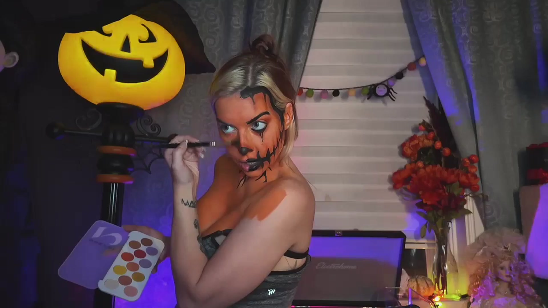 Gallery image thumbnail from Cubbixoxo's myfreecams stream on, 10/30/2024, 04:34 image 2 of 20