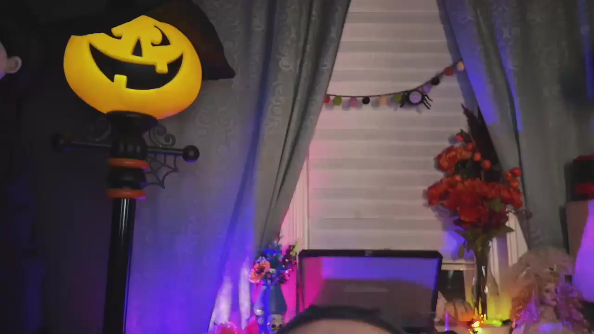 Gallery image thumbnail from Cubbixoxo's myfreecams stream on, 10/30/2024, 04:34 image 15 of 20