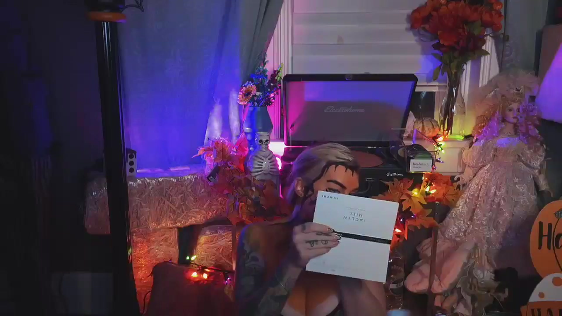 Gallery image thumbnail from Cubbixoxo's myfreecams stream on, 10/30/2024, 05:16 image 2 of 20