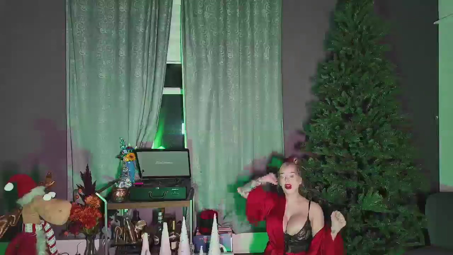 Gallery image thumbnail from Cubbixoxo's myfreecams stream on, 12/07/2024, 03:19 image 15 of 20