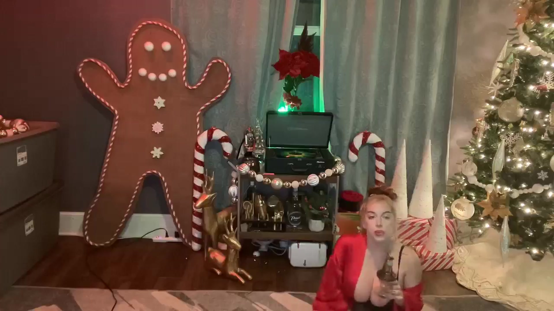 Gallery image thumbnail from Cubbixoxo's myfreecams stream on, 12/07/2024, 05:31 image 13 of 20