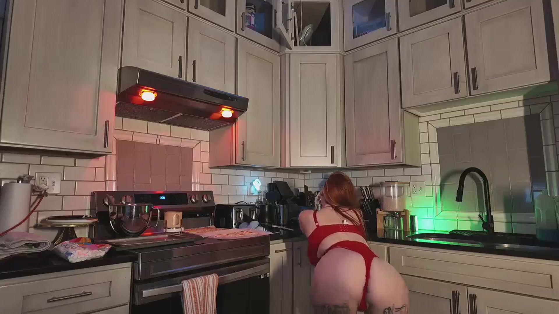 Gallery image thumbnail from Cubbixoxo's myfreecams stream on, 12/15/2024, 04:32 image 16 of 20