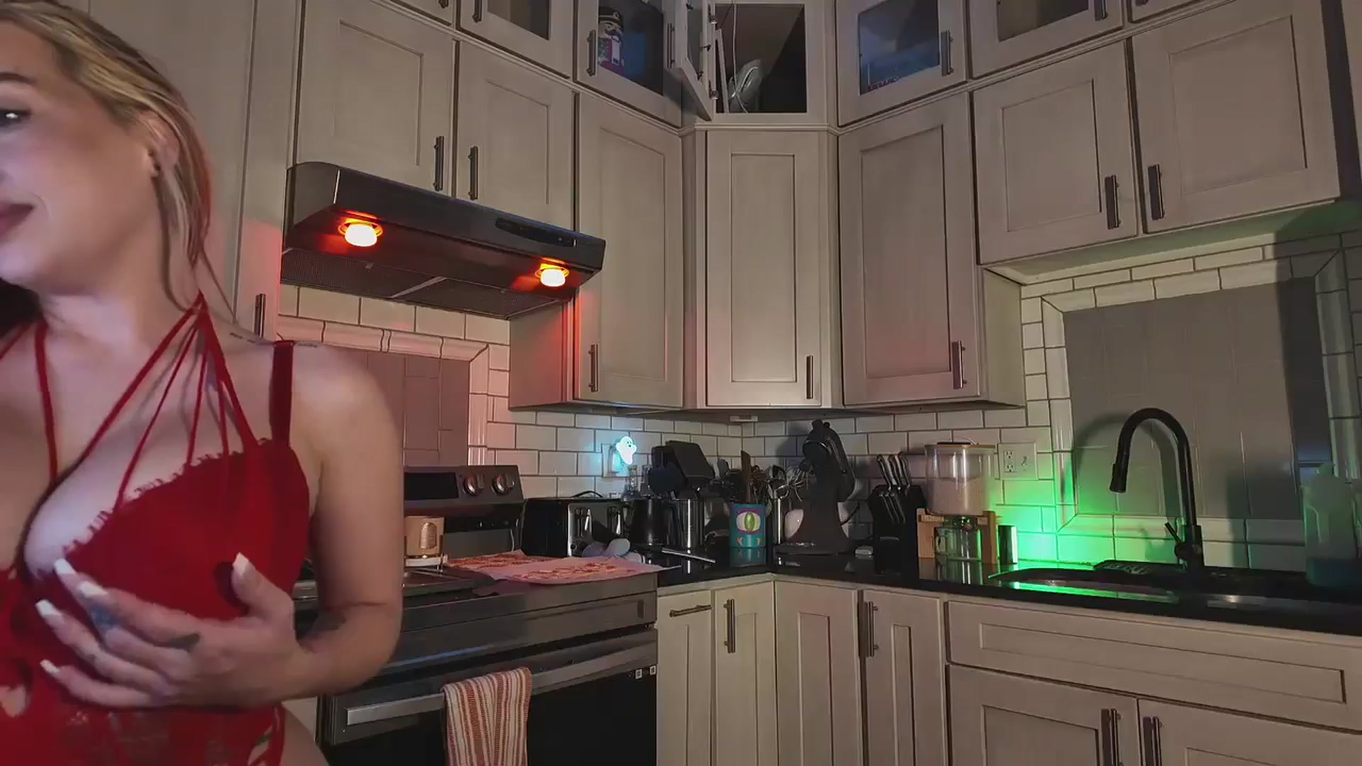 Gallery image thumbnail from Cubbixoxo's myfreecams stream on, 12/15/2024, 04:32 image 17 of 20