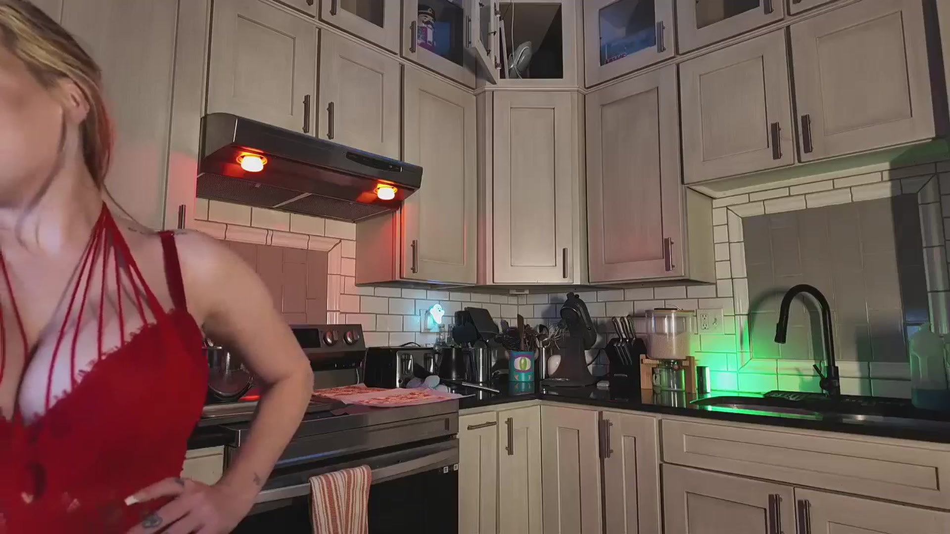 Gallery image thumbnail from Cubbixoxo's myfreecams stream on, 12/15/2024, 04:32 image 18 of 20