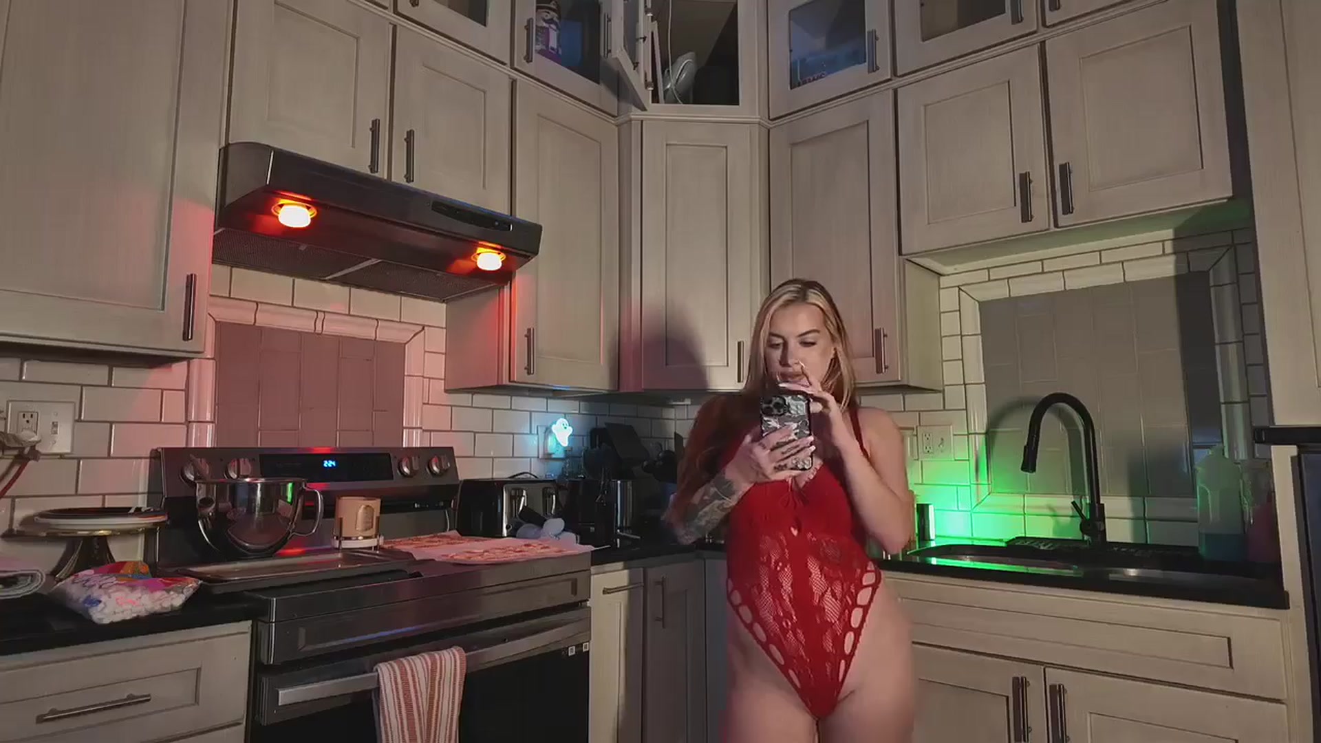 Gallery image thumbnail from Cubbixoxo's myfreecams stream on, 12/15/2024, 05:27 image 4 of 20