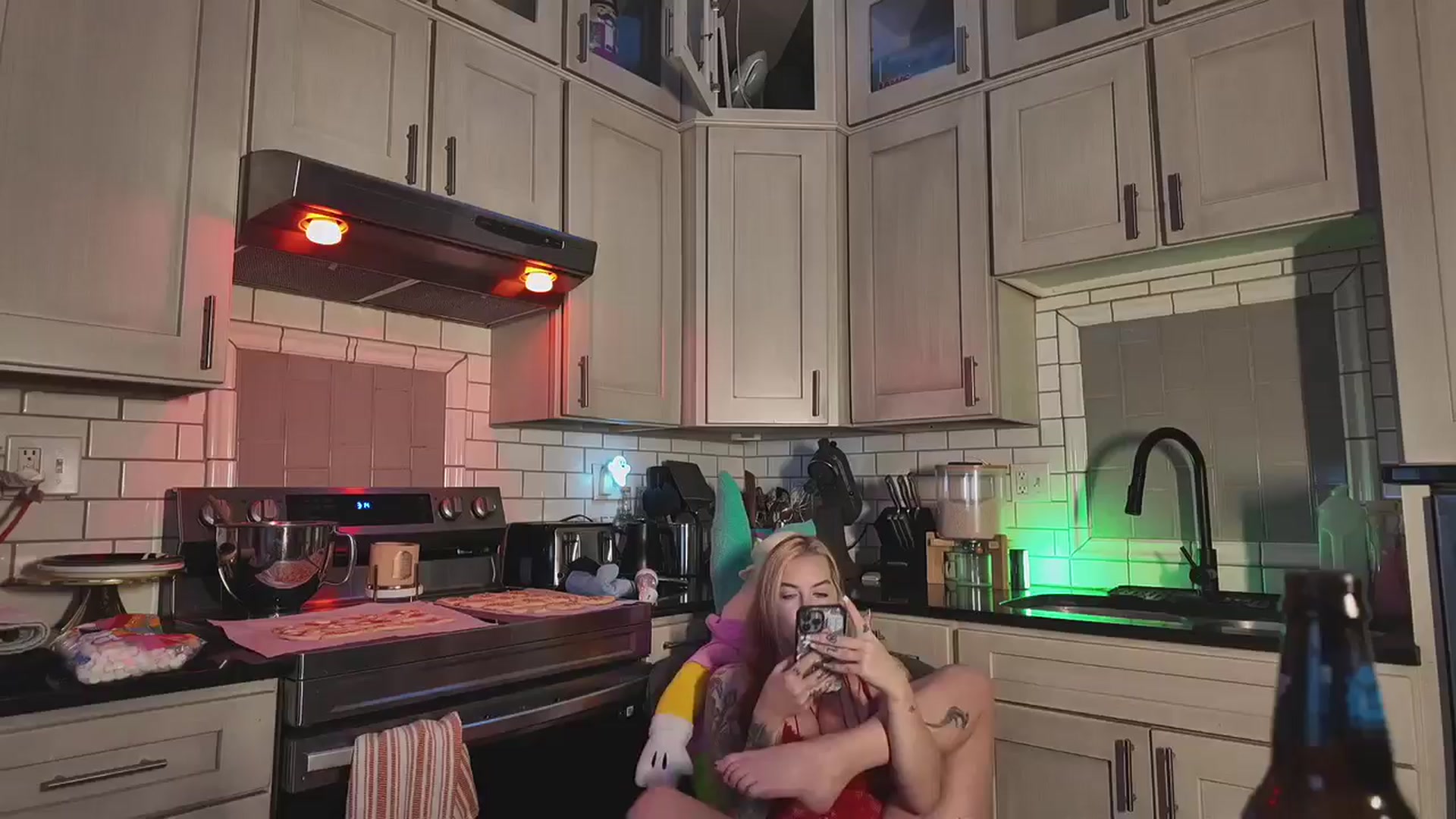 Gallery image thumbnail from Cubbixoxo's myfreecams stream on, 12/15/2024, 06:02 image 1 of 20