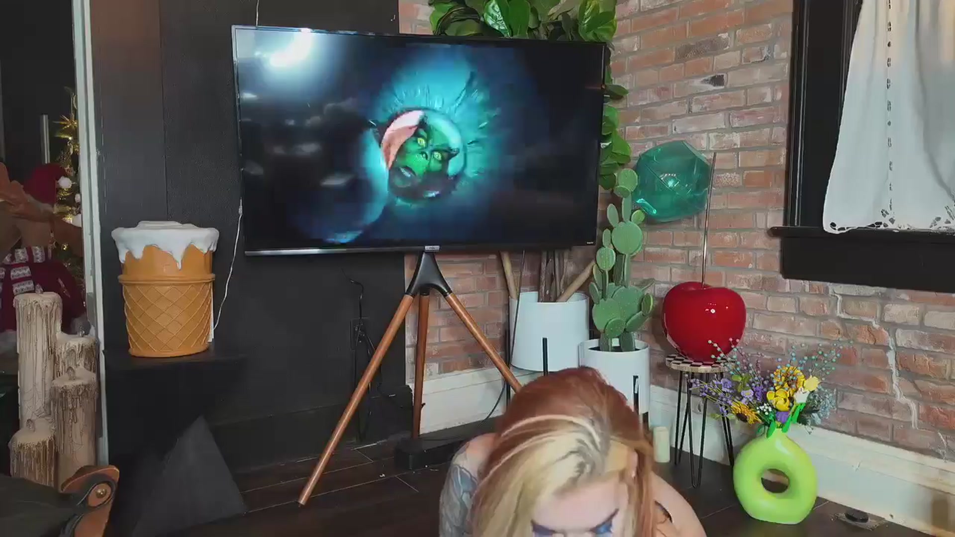 Gallery image thumbnail from Cubbixoxo's myfreecams stream on, 12/19/2024, 05:28 image 14 of 20