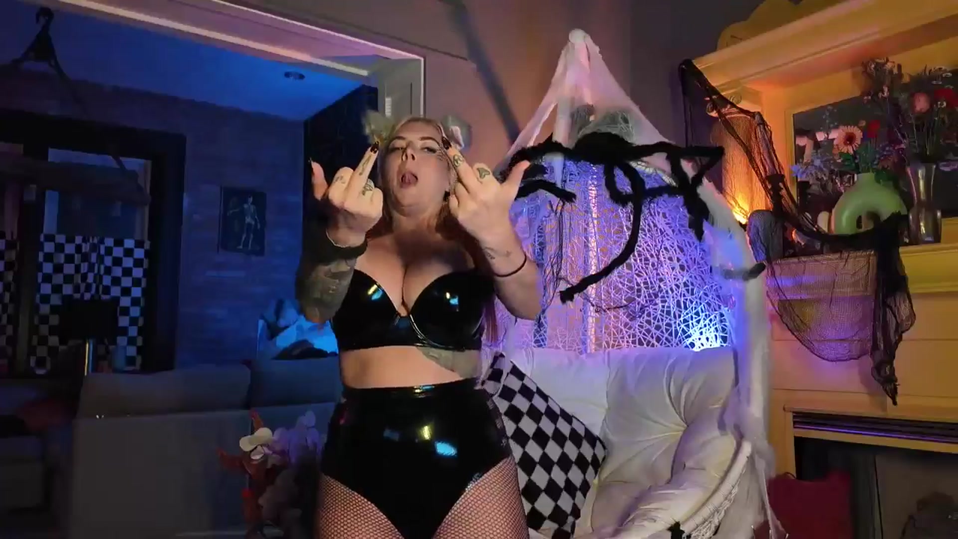 Gallery image thumbnail from Cubbixoxo's myfreecams stream on, 10/08/2025, 03:36 image 15 of 20