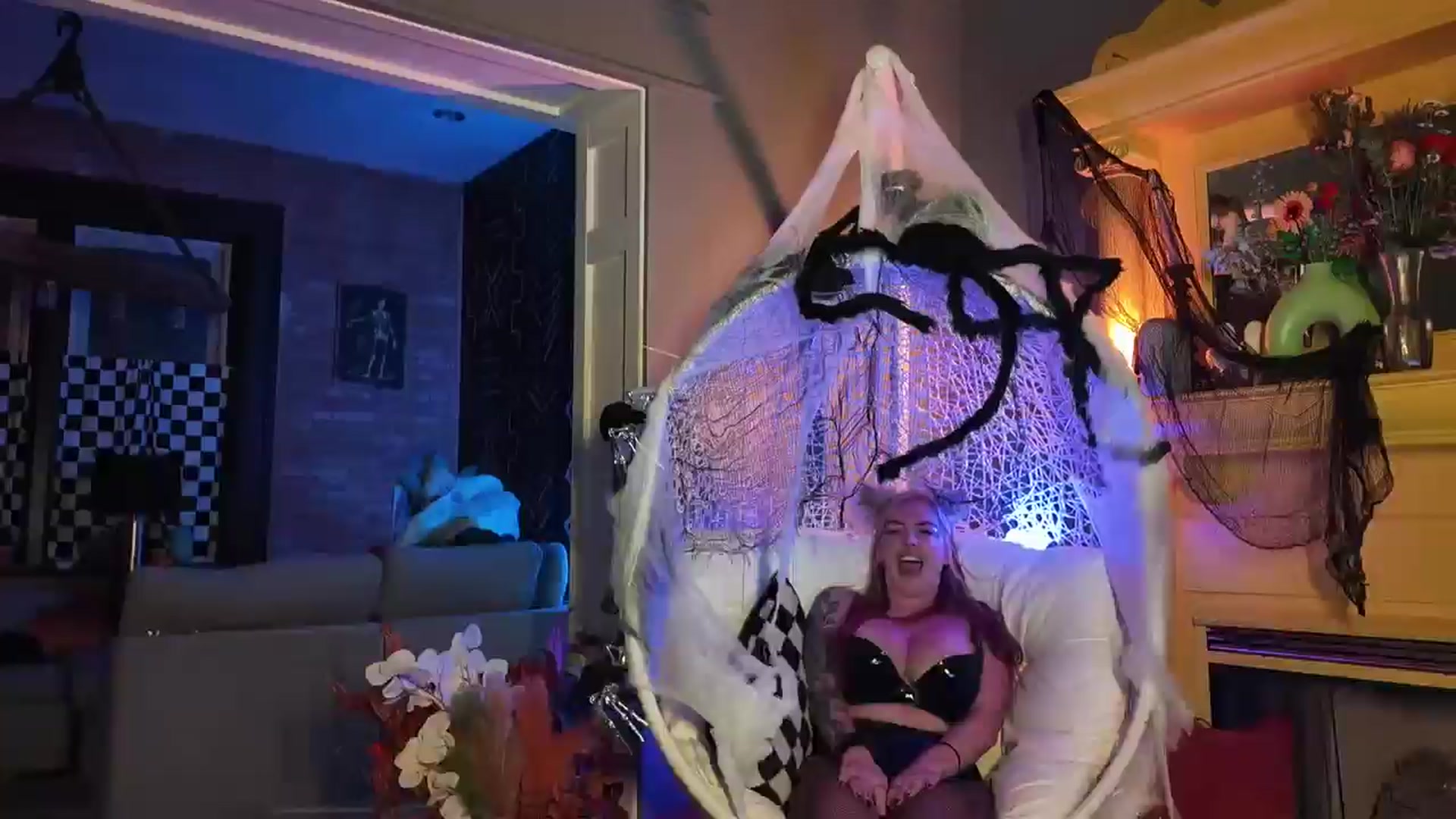 Gallery image thumbnail from Cubbixoxo's myfreecams stream on, 10/08/2025, 03:36 image 16 of 20