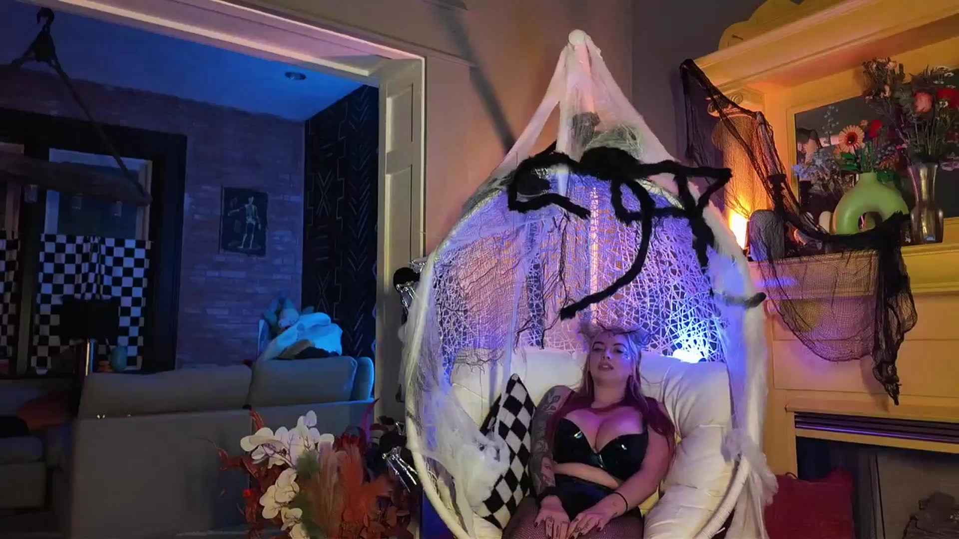 Gallery image thumbnail from Cubbixoxo's myfreecams stream on, 10/08/2025, 03:36 image 17 of 20