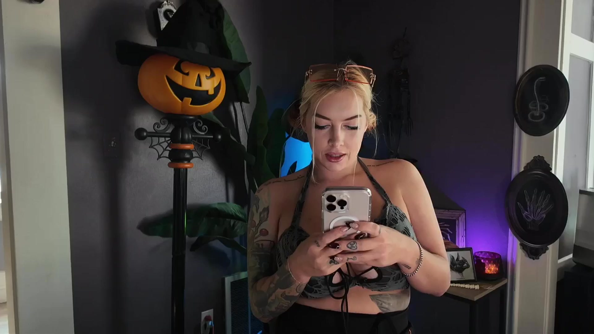 Gallery image thumbnail from Cubbixoxo's myfreecams stream on, 10/11/2025, 19:24 image 6 of 20
