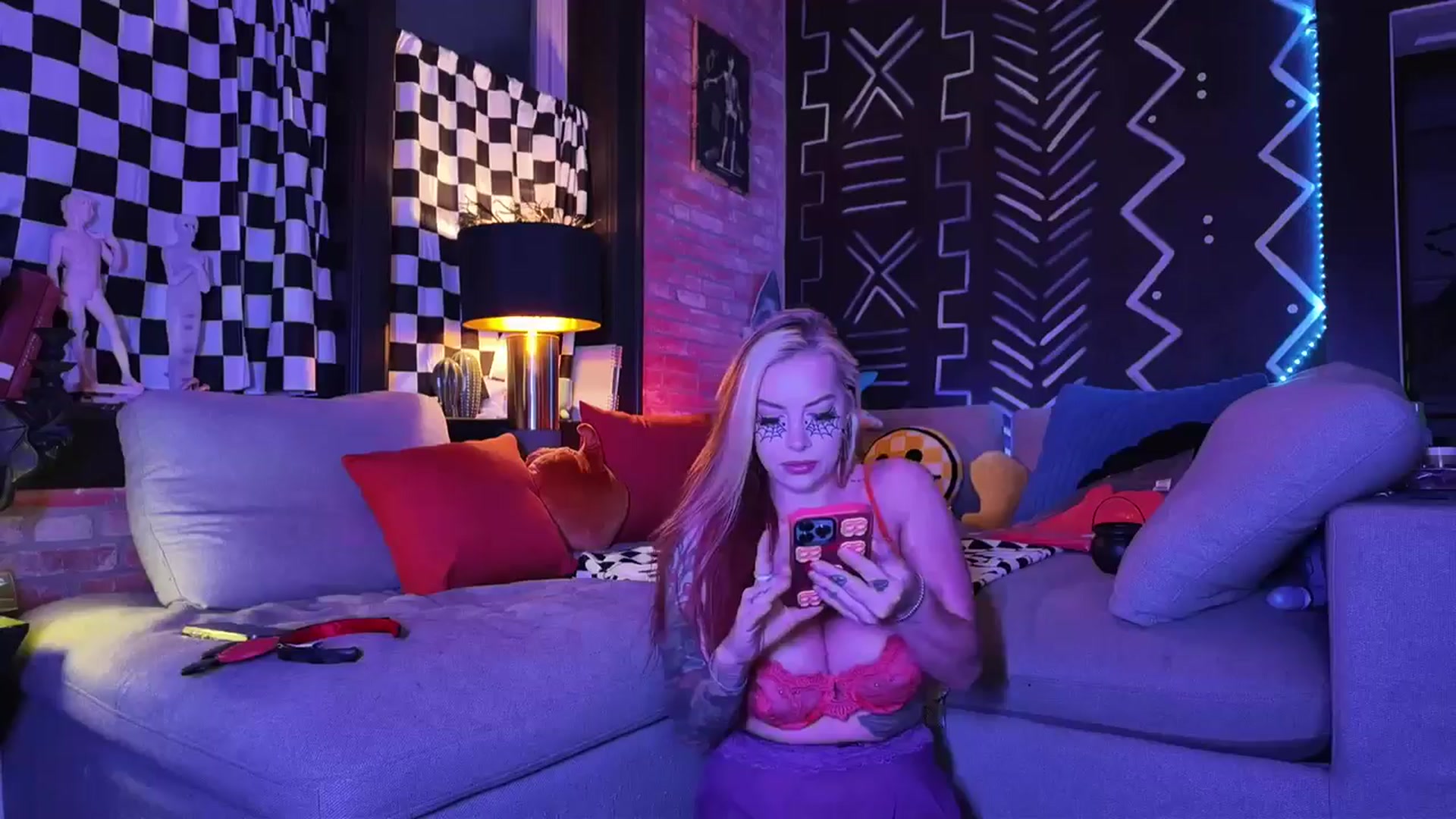 Gallery image thumbnail from Cubbixoxo's myfreecams stream on, 10/24/2025, 02:47 image 1 of 20