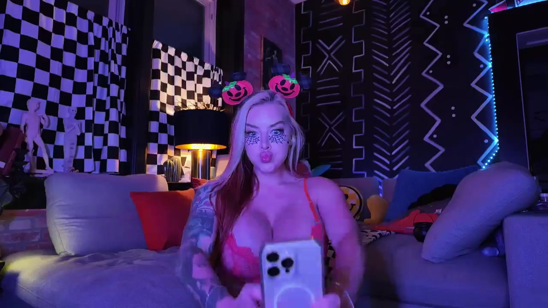 Gallery image thumbnail from Cubbixoxo's myfreecams stream on, 10/24/2025, 02:47 image 8 of 20