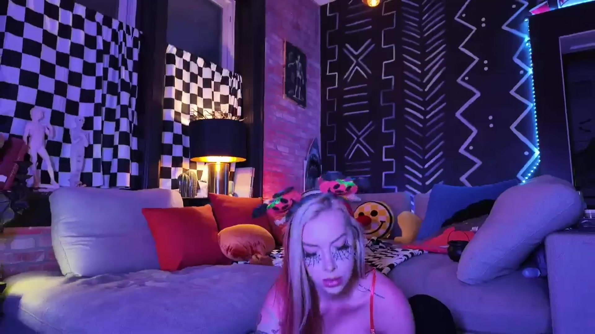 Gallery image thumbnail from Cubbixoxo's myfreecams stream on, 10/24/2025, 02:47 image 12 of 20