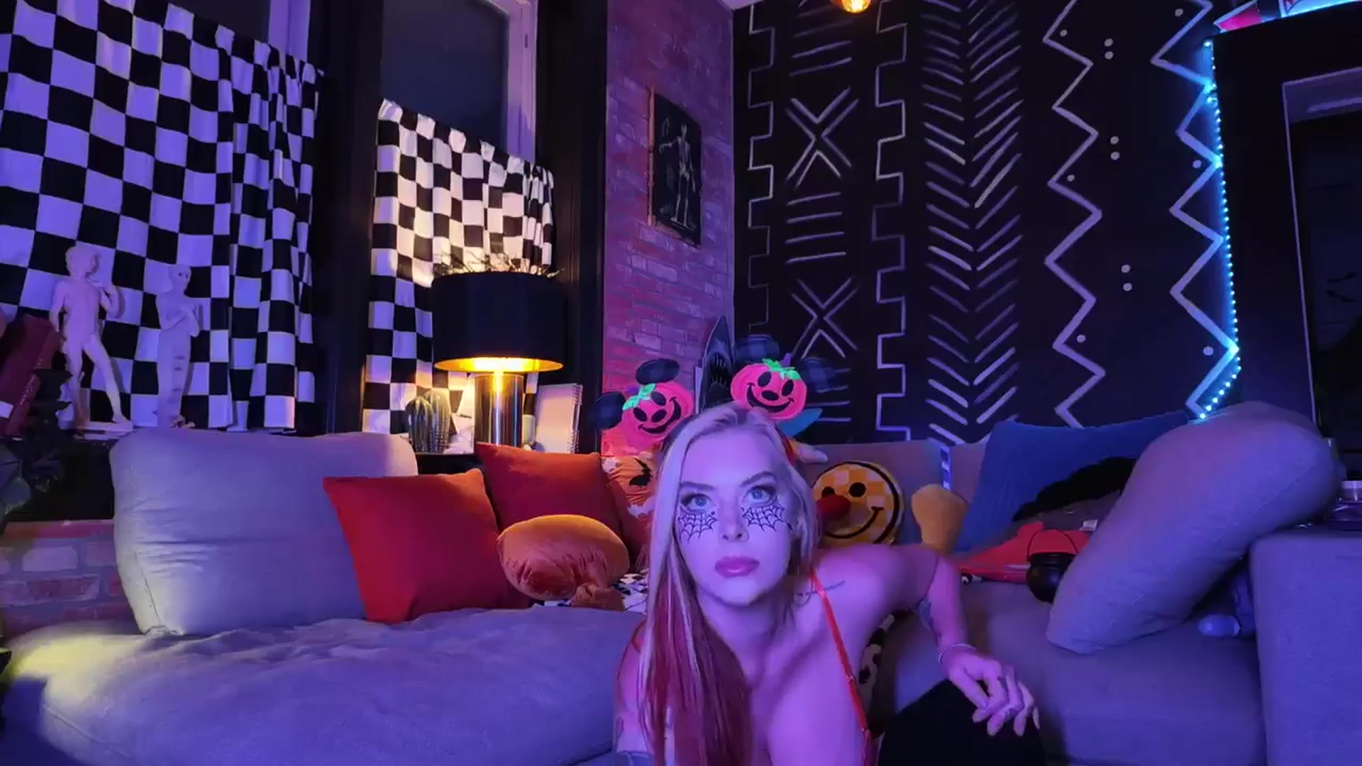 Gallery image thumbnail from Cubbixoxo's myfreecams stream on, 10/24/2025, 02:47 image 9 of 20