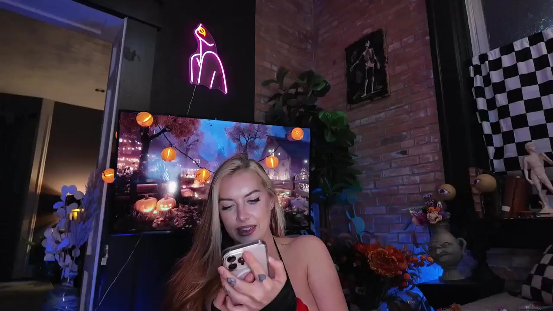 Gallery image thumbnail from Cubbixoxo's myfreecams stream on, 10/28/2025, 04:30 image 4 of 20