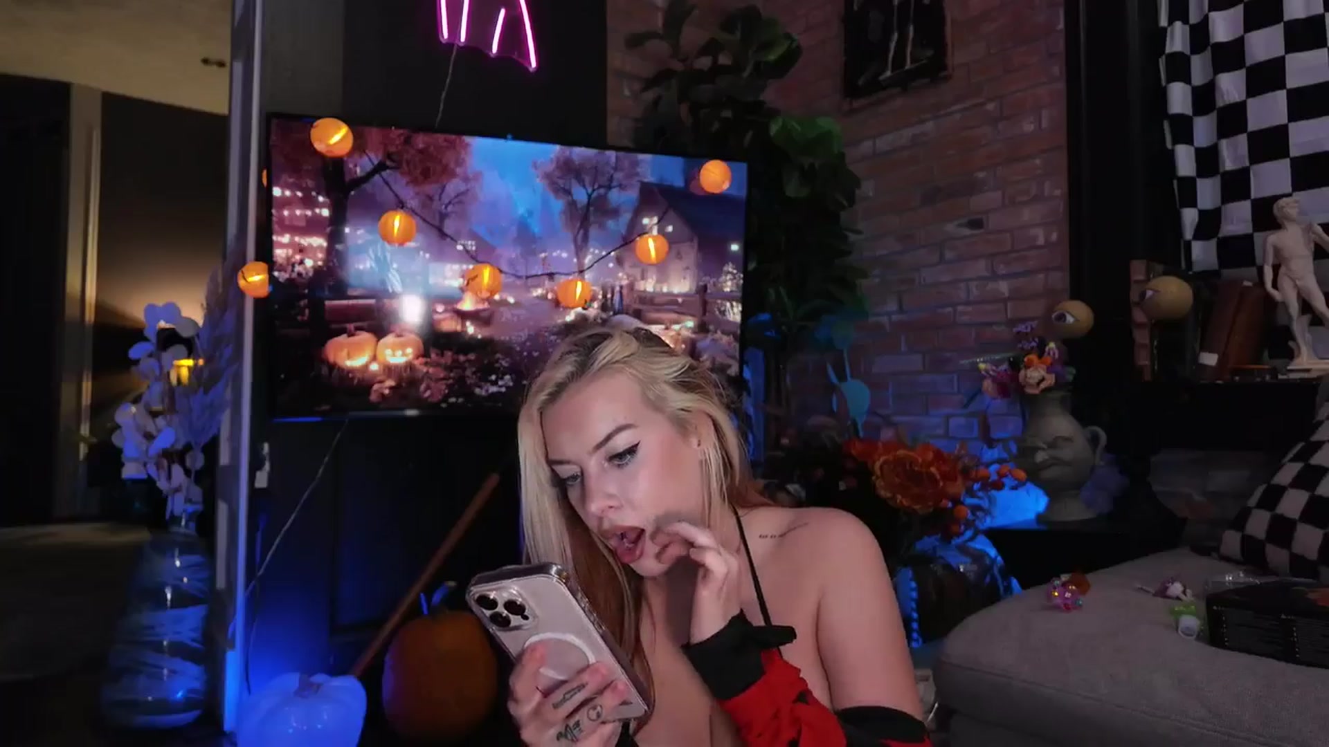 Gallery image thumbnail from Cubbixoxo's myfreecams stream on, 10/28/2025, 04:30 image 18 of 20