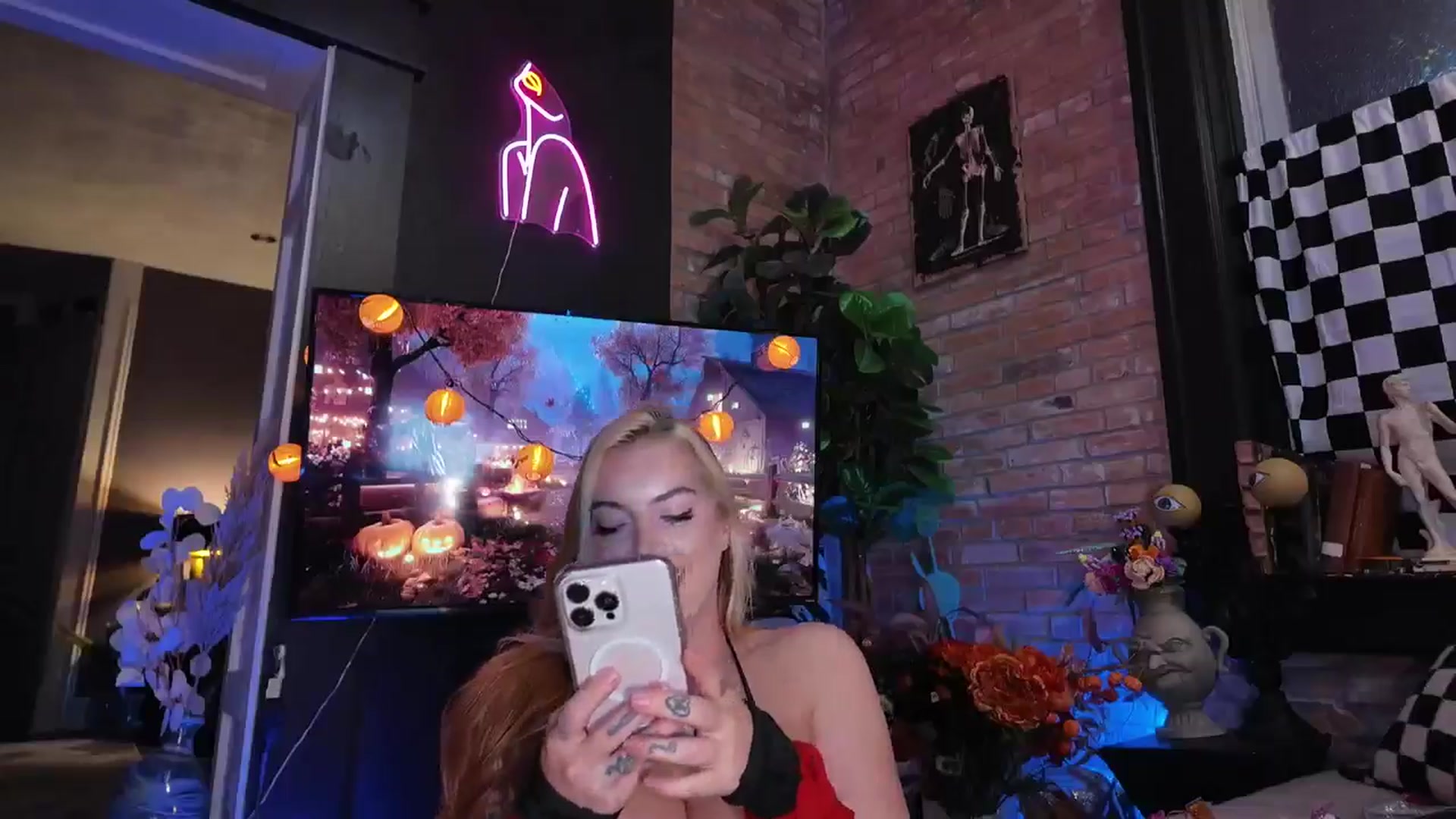 Gallery image thumbnail from Cubbixoxo's myfreecams stream on, 10/28/2025, 04:30 image 5 of 20