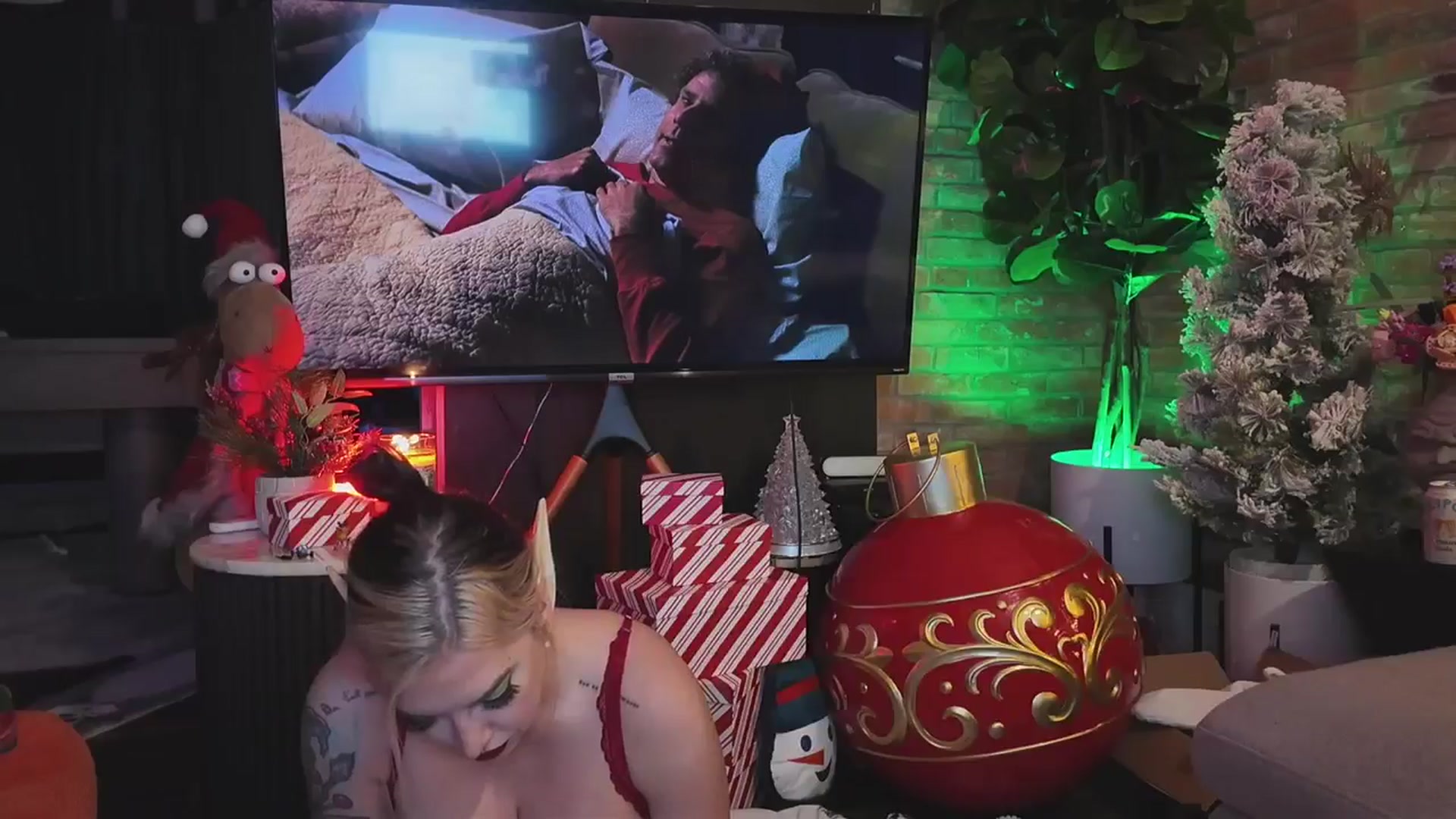 Gallery image thumbnail from Cubbixoxo's myfreecams stream on, 12/12/2025, 07:05 image 13 of 20
