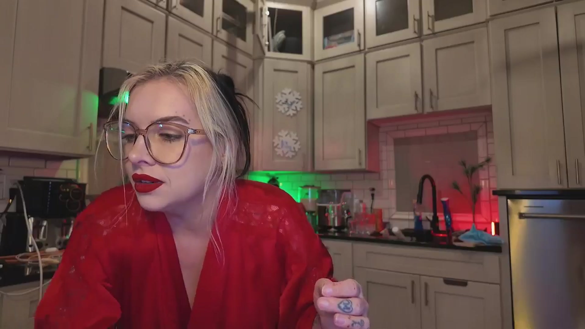 Gallery image thumbnail from Cubbixoxo's myfreecams stream on, 12/15/2025, 06:53 image 2 of 20