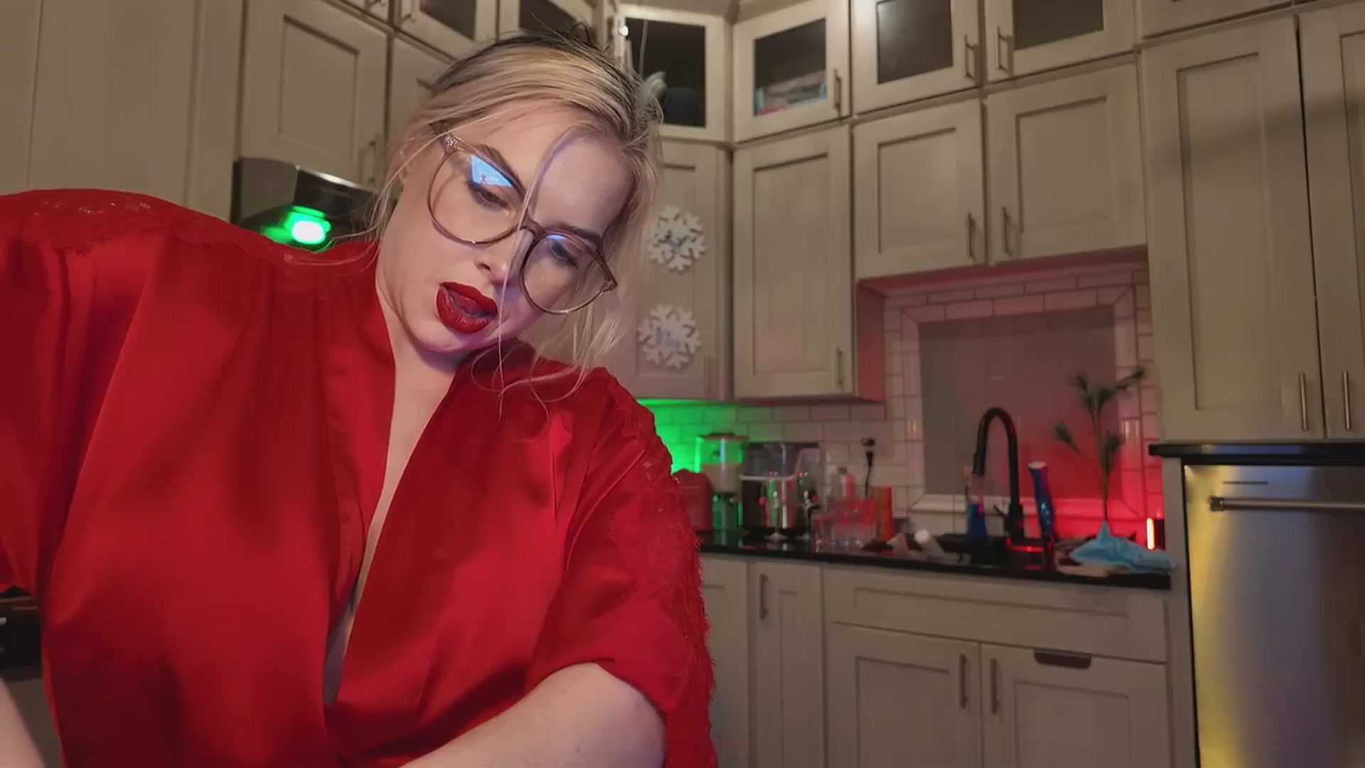 Gallery image thumbnail from Cubbixoxo's myfreecams stream on, 12/15/2025, 06:53 image 4 of 20