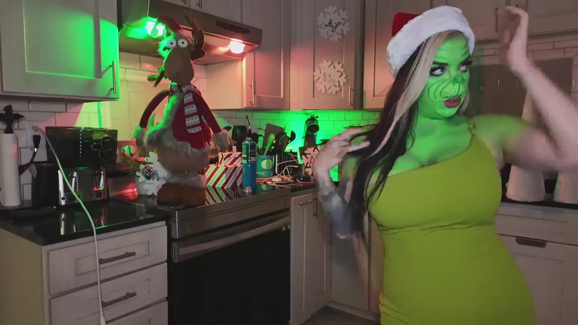Gallery image thumbnail from Cubbixoxo's myfreecams stream on, 12/17/2025, 05:53 image 19 of 20