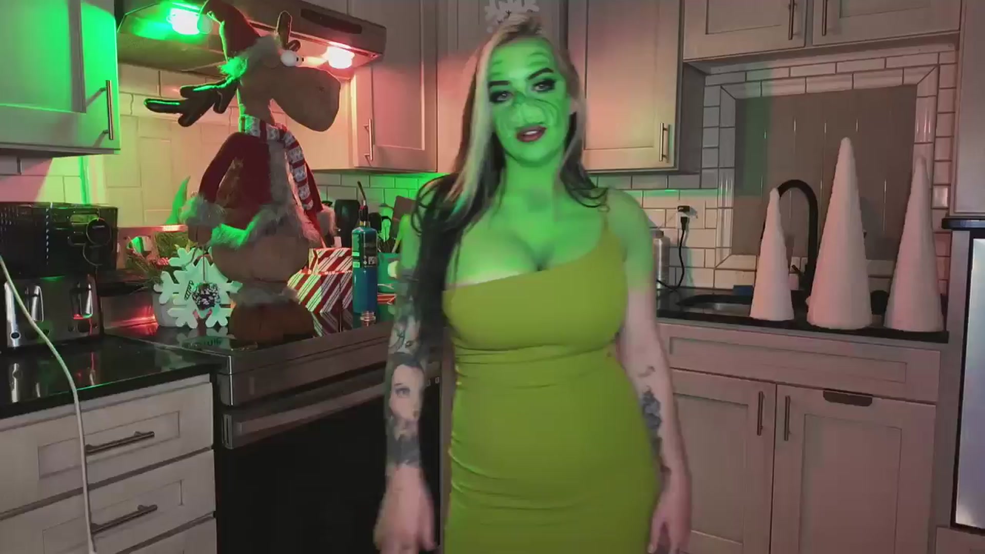 Gallery image thumbnail from Cubbixoxo's myfreecams stream on, 12/17/2025, 05:53 image 13 of 20