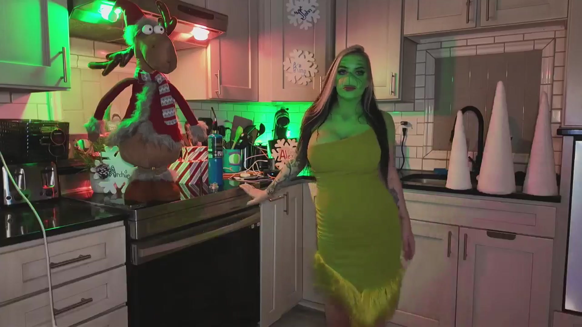 Gallery image thumbnail from Cubbixoxo's myfreecams stream on, 12/17/2025, 05:53 image 17 of 20