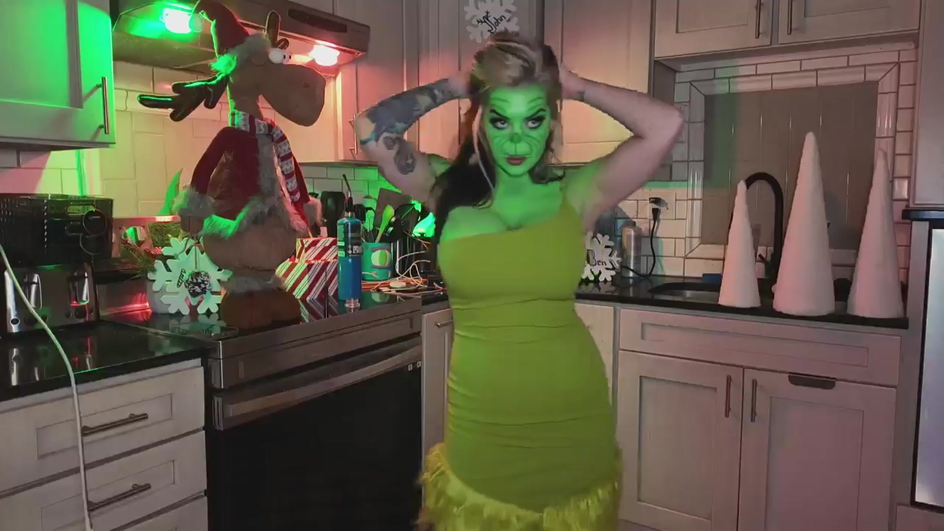 Gallery image thumbnail from Cubbixoxo's myfreecams stream on, 12/17/2025, 05:53 image 16 of 20