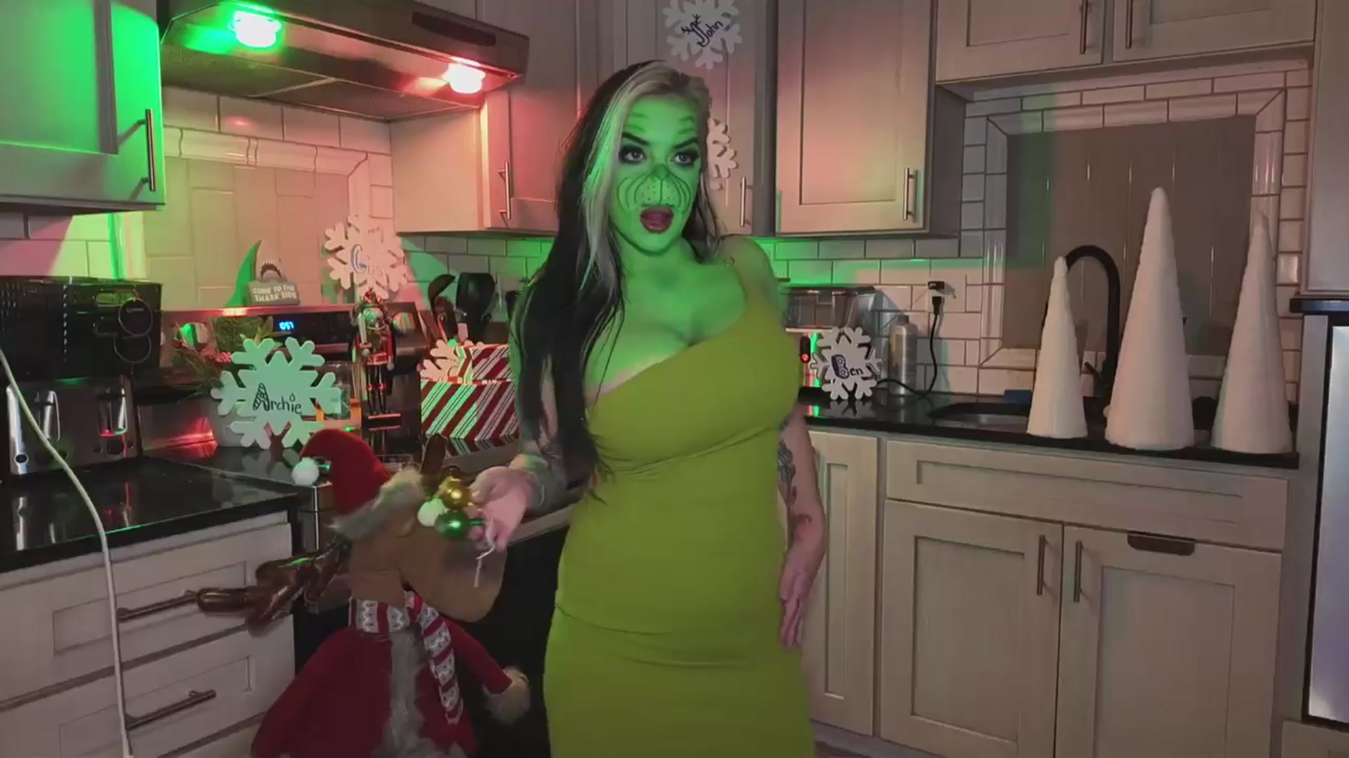 Gallery image thumbnail from Cubbixoxo's myfreecams stream on, 12/17/2025, 05:53 image 10 of 20