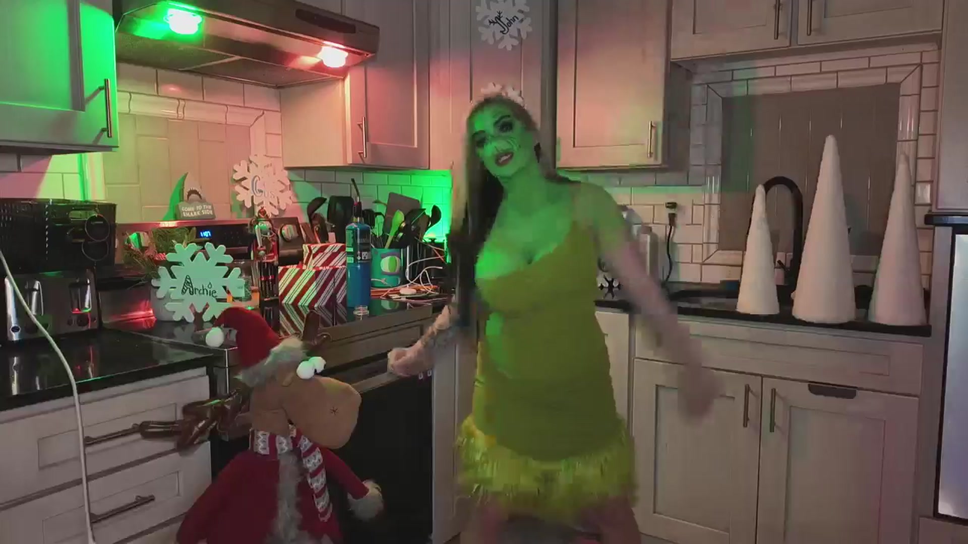 Gallery image thumbnail from Cubbixoxo's myfreecams stream on, 12/17/2025, 05:53 image 12 of 20