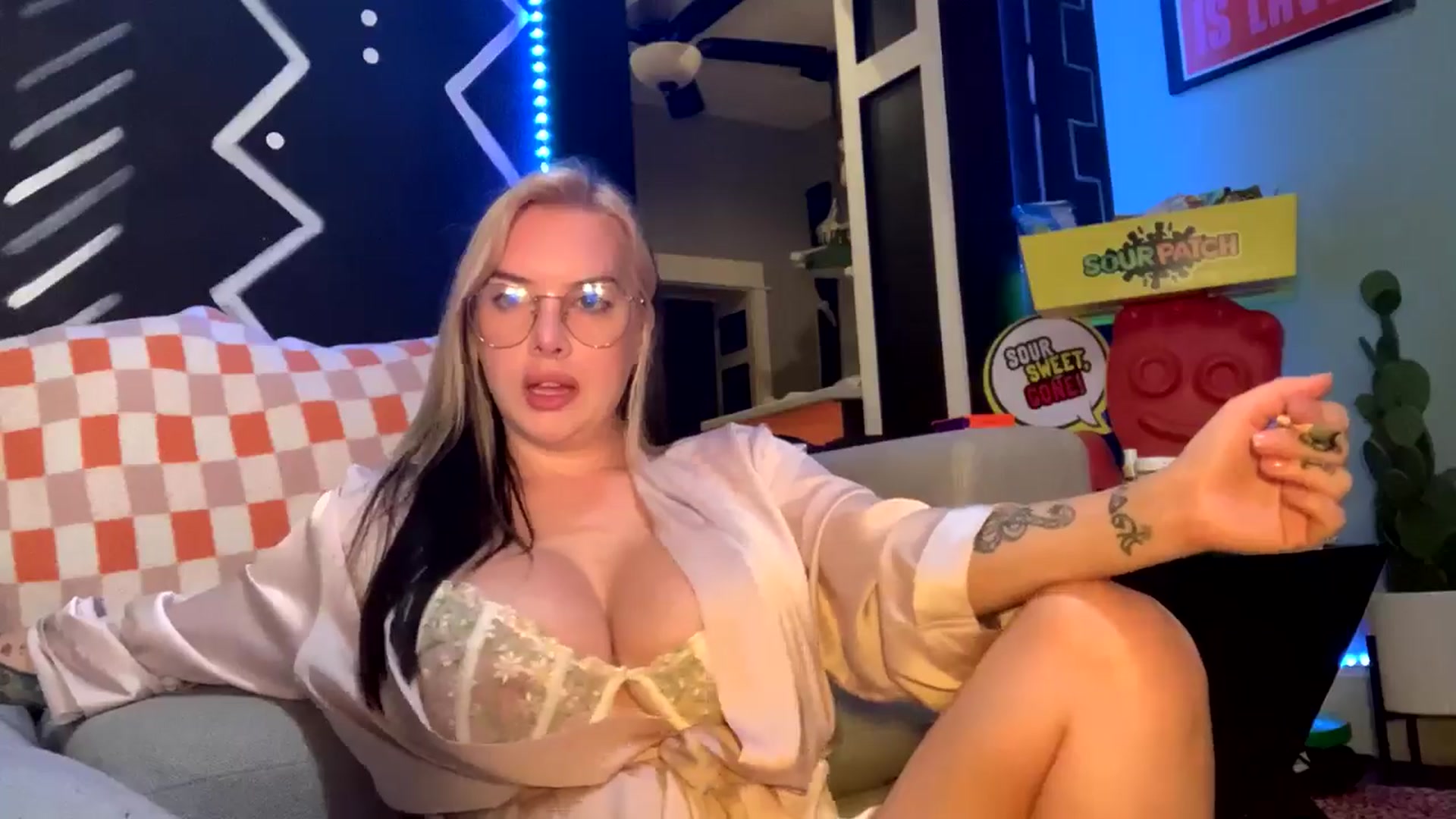 Gallery image thumbnail from Cubbixoxo's myfreecams stream on, 04/09/2026, 05:26 image 14 of 20