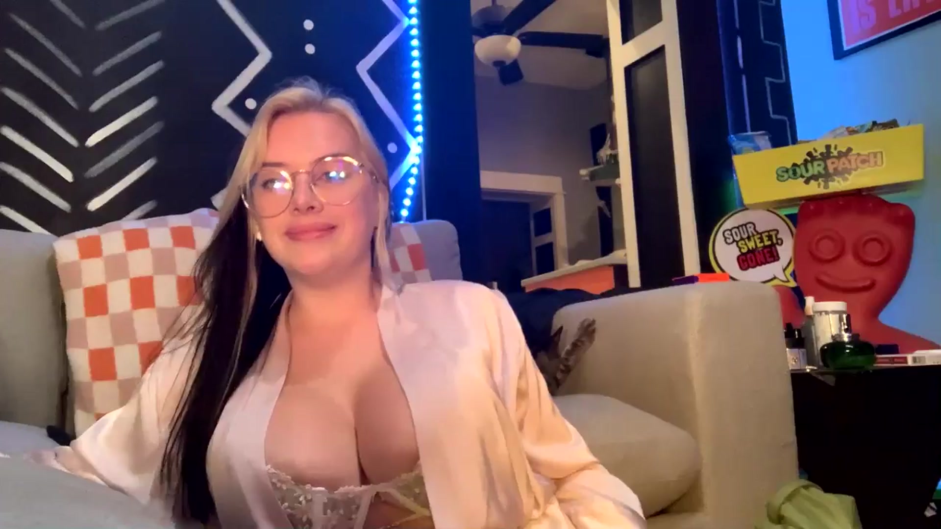 Gallery image thumbnail from Cubbixoxo's myfreecams stream on, 04/09/2026, 05:26 image 15 of 20
