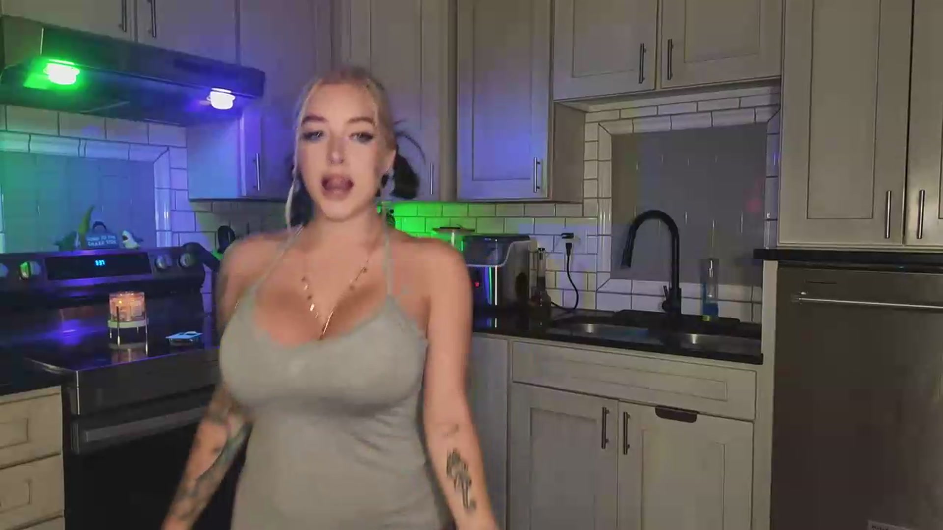 Gallery image thumbnail from Cubbixoxo's myfreecams stream on, 05/23/2026, 04:06 image 3 of 20