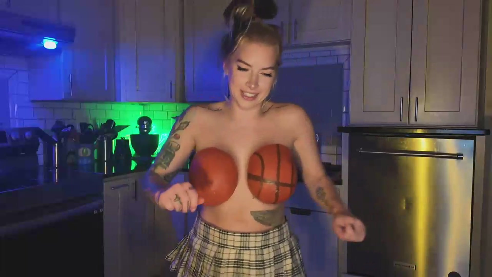 Gallery image thumbnail from Cubbixoxo's myfreecams stream on, 06/09/2026, 05:29 image 10 of 20
